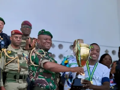 L’équipe gagnante a reçu le trophée des mains du chef de l’État, Brice Clotaire Oligui Nguema.