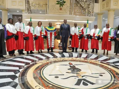 Juges de la cour constitutionnelle du Gabon et Brice Clotaire Oligui Nguema, président du Gabon