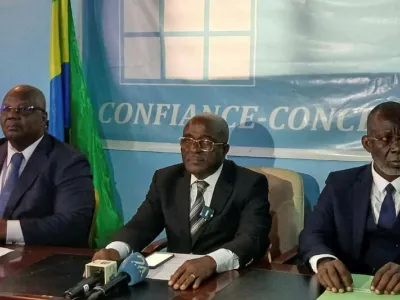 Phase de la déclaration conjointe des trois dirigeants de partis.