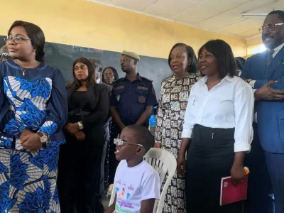 Les officiels lors d’une séance de dépistage oculaire sur un jeune élève.