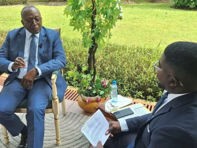 Ancien ADG de Comilog, Marcel Abeke (g) interviewé par le journaliste de l’Union Hans Ndong Mebale (d) le 24 juin 2025. © DR