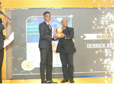 Cresant Pambo, le président du CNOG, remettant le Ndambo d’Or à Derrick Assoumou. © SAWADOGO Boukary
