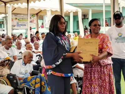 Remise symbolique du don par la ministre Longo à la DG du Centre de gérontologie et de gériatrie de Melen, Mme Munievy.