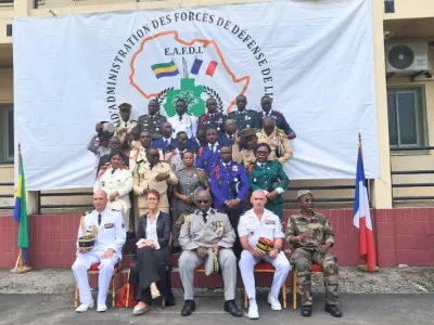 Les officiels et la 4e promotion CT1 hier dans la cour de l’EAFDL.