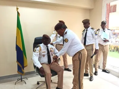 Le commandant en chef de la sécurité pénitentiaire , Effayong-Onong installant son second, général Jean de Dieu Ngoundou.