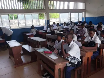 Elèves dans une salle de classe du Gabon