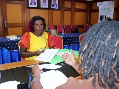 Une enseignante qui s’est vu remettre son bon de caisse, hier, au ministère de l’Education nationale