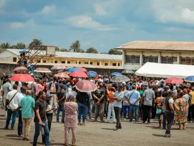 Enseignants lors d'une assemblée générale de "sos éducation"