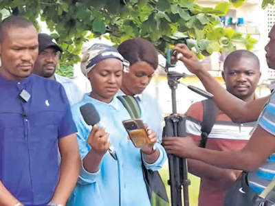 Les enseignants lors de leur déclaration à la presse