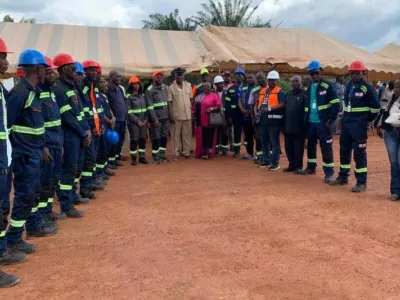 L’équipe en charge des travaux autour des autorités locales