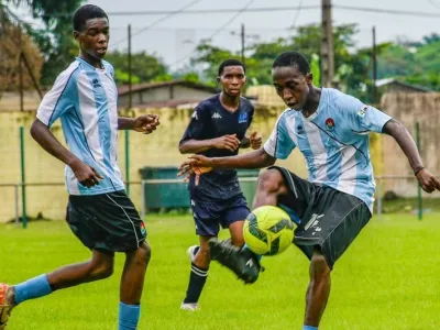 Une phase de jeu entre les deux équipes à Lambaréné