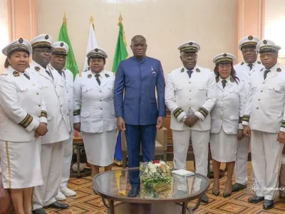 Les gouverneur de provinces aux côtés du chef de l’État.