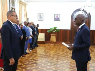 L’ambassadeur gabonais présentant ses lettres de créance au président de la République de Sao Tomé et Principe. © DR