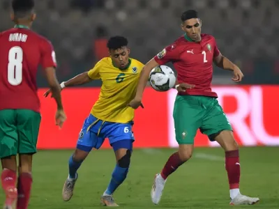 Footballeurs gabonais et marocain