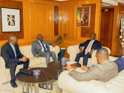 Hermann Immongault, vice-président du gouvernement et le directeur général de la Centrale d’achats du Gabon (CEAG)