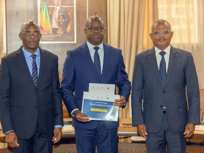 Hermann Immongault, vice-président du gouvernement gabonais, Marc Abeghe, ministre délégué au Budget et le président de la Fédération des entreprises du Gabon (FEG), Alain-Claude Kouakoua