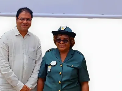 Jacqueline Ilembi Nkinga, cheffe du quartier Miondi-Cap des Pères, avec le directeur général de AOM Group, Parikh Rajesh