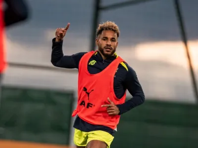 Jim Allevinah, Footballeur international gabonais