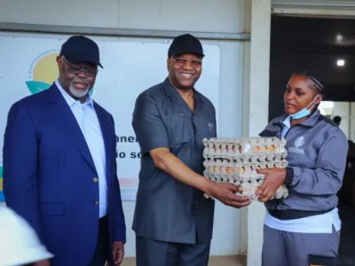 L’ambassadeur d’Angola, Joaquim Do Espirito Santo (d), lors de sa visite à la Sogada.
