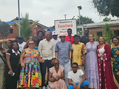 Photo de famille à l’issue de la visite du musée d’Isolwè.