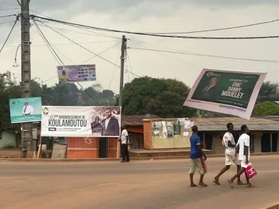 A Koula-Moutou, les affiches des candidats sont visibles