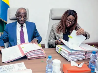 Marc Abeghe, ministre délégué en charge du Budget et Laurence Ndong, ministre de la fonction publique