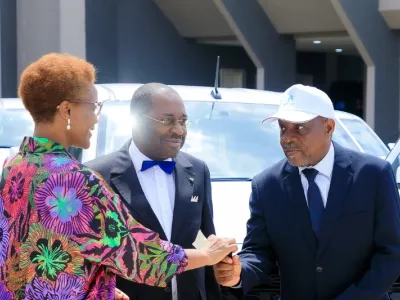 La ministre Louise Pierrette Mvono remettant les clés des véhicules au directeur du Bureau central du recensement, Noël Moussavou.