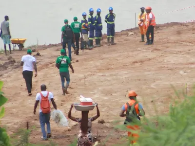 Les agents de l’entreprise Mika Service sur la plateforme aménagée 