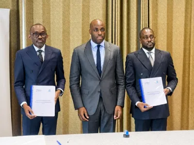 Les deux signataires entourés du ministre