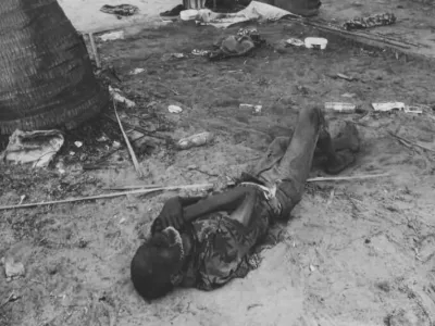 Allongé à l'ombre d'un cocotier, l'homme dépérit chaque jour qui passe.