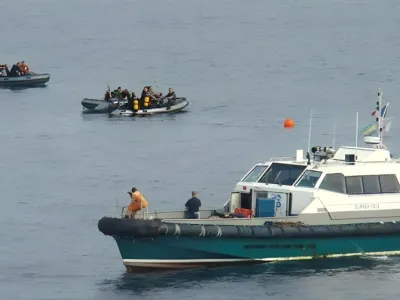 Équipes de recherche au large d'Ozouri