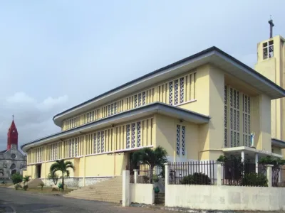 Église notre dame de lourde à libreville