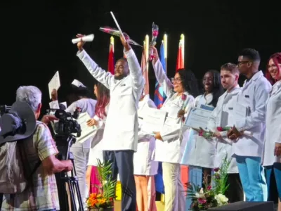 Les nouveaux médecins brandissant leurs diplômes