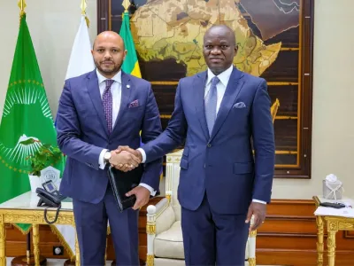 Le président de la République s’entretenant avec le secrétaire général de l’OEACP. © DR