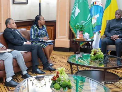 Oligui Nguema, président de la république, Awanang-Anato, ministre des affaires sociales et Rebienot Pellegrin, Directeur général de la CNSS 