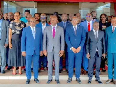 Photo de famille officiels après le lancement de deux projets pour la sécurité alimentaire