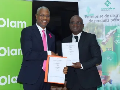 Les deux dirigeants d’Olam Palm Gabon (gauche) et Petro-Gabon Entreprise satisfaits de leur partenariat.