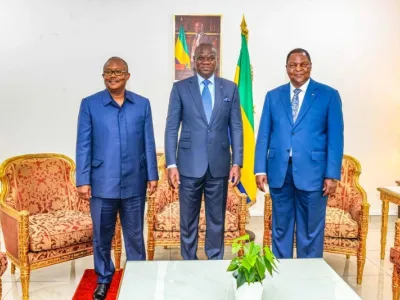 Le chef de l’État, Brice Clotaire Oligui Nguema, avec ses homologes bissau-guinéen Umaro Sissoco Embalò (g) et centraficain Faustin-Archange Touadéra (d).