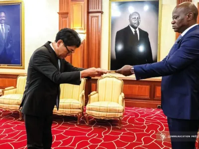 Brice Clotaire Oligui Nguema, président du Gabon et Ando Yoshio, ambassadeur du japon