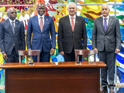 Parties gabonaise et cubaine au terme de la signature des accords.