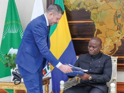 Brice Clotaire Oligui Nguema, recevant l’invitation de la présidente du Conseil italien Giorgia Meloni