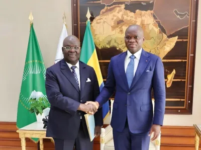 Brice Clotaire Oligui Nguema, président du Gabon, et l'ambassadeur itinérant gambien