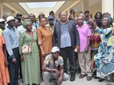 Photo de famille au terme des échanges à Omboué.