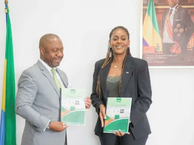 Le ministre de l'Agriculture, de l'élevage et du Développement rural, Pacôme Kossy, et la directrice de la Banque pour le commerce et l'entrepreneuriat du Gabon (BCEG), Daisy-Helen Eyang Ntoutoume