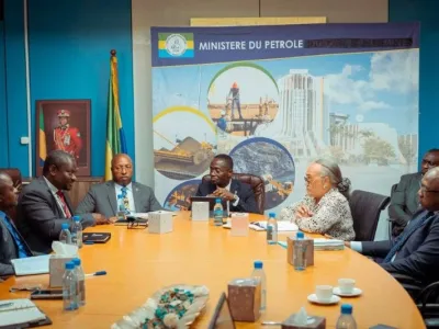 Les différentes parties autour des ministres du Pétrole et du Travail.