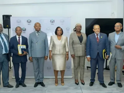 Les présidents des différentes Commissions aux côtés de la présidente du Sénat, Huguette Nyana Ekoume-Awori Onanga