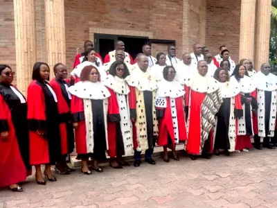 Photo de famille des promus et des membres du Conseil.