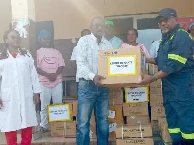 Geste symbolique de remise de médicaments au Centre de santé de Mandji par le DGA de Koreg