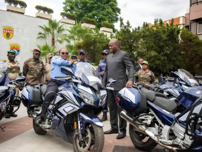 Brice Clotaire Oligui Nguema, président du Gabon remettant symboliquement les clés de la moto