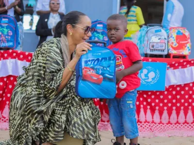 La Représentante de l’UNICEF au Gabon remettant un kit scolaire à un jeune élève Portgentillais.